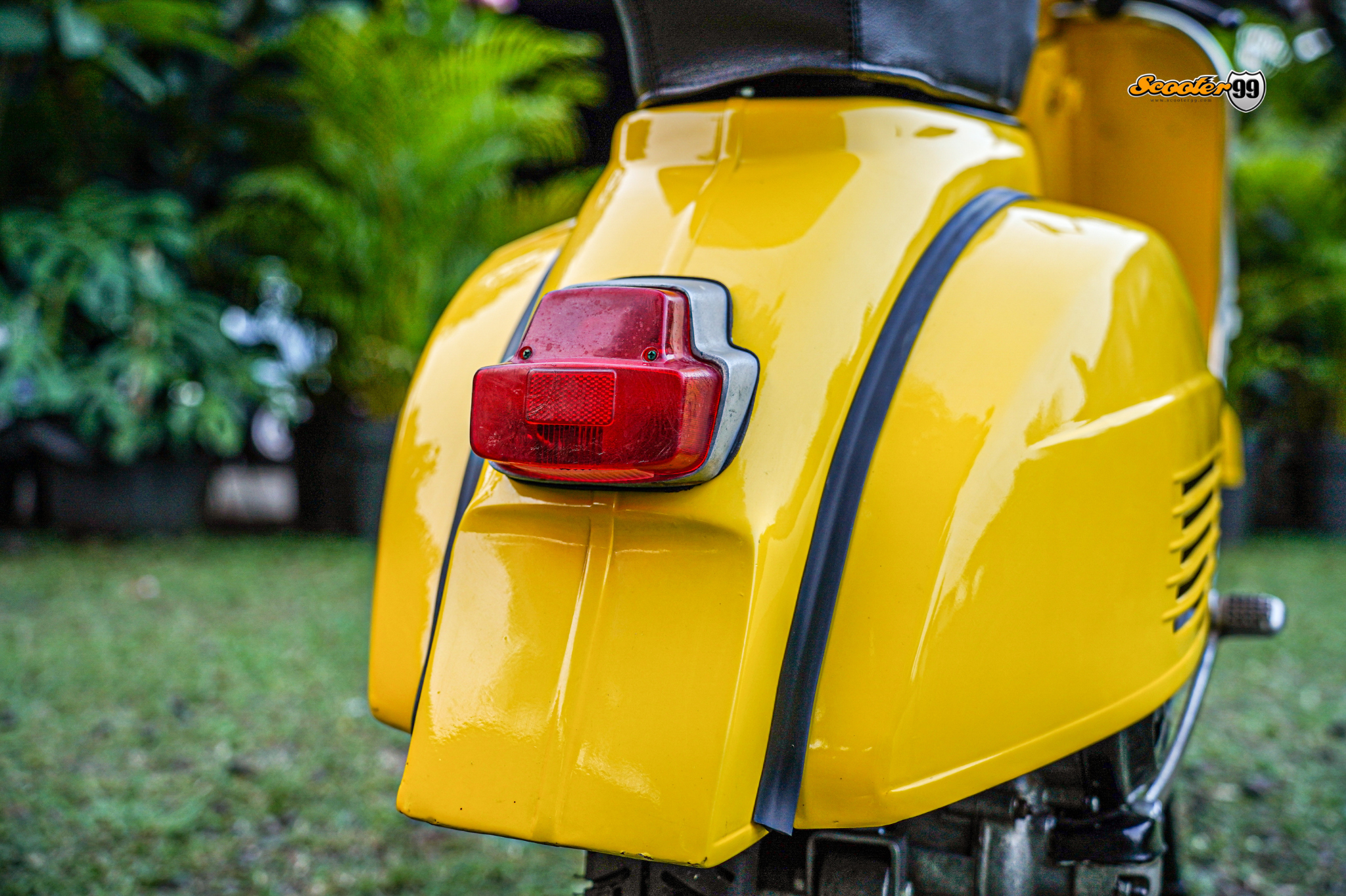Vespa 150 Super Yellow – front detail